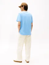 Remera de algodón color celeste, con cuello redondo y manga corta. Presenta un pequeño logo bordado de Tommy Hilfiger en el pecho.