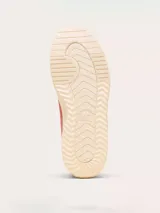 Sneaker Sorel modelo Ona Ave Low de gamuza en color rosa, con plataforma de goma en tono crema y cierre de cordones al tono.