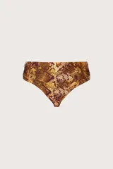 Bombacha de bikini de tiro alto con diseño de faja fruncida en los laterales y estampado de piel de serpiente en tonos marrones y dorados.