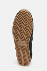 Championes de estilo running confeccionados en piel con textura granulada. Presentan detalles en contraste de color en el talón, cordones y lengüeta, con suela dentada de goma.