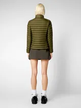 Campera acolchada Save The Duck modelo Carly, color verde militar, confeccionada en nylon y rellena con Plumtech. Cuenta con cuello alto, cierre bidireccional, bolsillos laterales con cierre y logo redondo de goma en la manga izquierda.