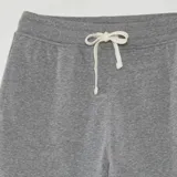 Pantalón de jogging gris de tejido de chándal con cintura elástica y cordón ajustable.