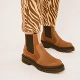 Botas tipo chelsea de cuero combinadas en color negro y marrón, con suela track dentada y paneles laterales elásticos.