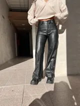 Pantalón de ecocuero negro de corte acampanado.