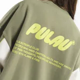Buzo crewneck de corte oversize, con diseño bicolor en negro y gris, estampado con relieve en el frente y mangas largas.