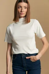 Polera de manga corta color blanco, con cuello alto y calce limpio y minimalista.