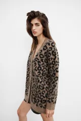 Chaqueta de punto con diseño jacquard de animal print, escote en pico, manga larga y cierre frontal con botones. Presenta un tejido con efecto cepillado y acabados en rib.