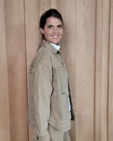 Sobrecamisa de denim con diseño de rayas verticales en tonos azules. Presenta cuello clásico, cierre frontal con botones y bolsillos delanteros de parche.