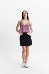 Musculosa de tiras finas color lila, con escote en V y vuelo en la base.