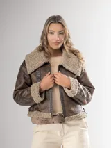 Campera marrón con cuello y puños de piel sintética color beige.