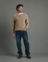 Remera de punto tipo polo con textura waffle, color verde petróleo, de manga larga y cuello con cierre de botones.