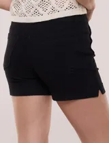Short de jean azul oscuro de tiro alto y calce ajustado, con cintura ancha, cierre de cremallera y doble botón. Cuenta con bolsillos delanteros y dobladillo en las perneras.