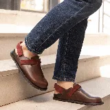Zuecos de cuero marrón con tira de ajuste de velcro color borgoña.