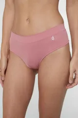 Bombacha tipo culotteless de microfibra sin costuras, con tiro bajo y cintura elástica. Presenta un diseño minimalista con un pequeño logo estampado en el frente.