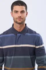 Remera tipo polo de manga larga con diseño de rayas horizontales en tonos azules, verdes y marrones. Presenta cuello clásico con cierre de botones y puños elásticos.