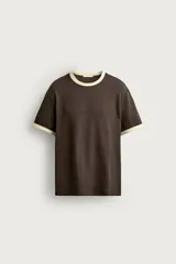 Camiseta regular fit gris melange con cuello redondo y mangas cortas. Presenta acabados con rib en contraste de color marrón oscuro en el cuello y los puños.