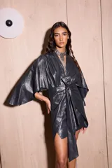 Vestido corto tipo kimono color gris metalizado, con mangas abiertas y amplias, escote en V y tiras ajustables para atar en la cintura.
