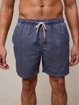 Short de baño tipo volley, color azul piedra con efecto lavado, cintura elástica con cordón ajustable y bolsillos laterales.