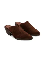 Zueco tipo mule de gamuza color marrón chocolate, con punta cuadrada y tacón ancho de madera.