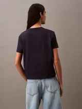 Remera de manga corta Calvin Klein, confeccionada en punto de algodón, con cuello redondo y logo de la marca en acabado aterciopelado en el pecho.