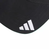 Gorra Adidas de la colección Mercedes, color negro con el logotipo de Mercedes-Benz bordado en blanco en el panel frontal y el emblema de Adidas en el borde de la visera, la cual cuenta con un ribete en tono verde agua.