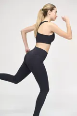 Calza larga negra de tiro alto, confeccionada en tejido de poliamida y elastano.