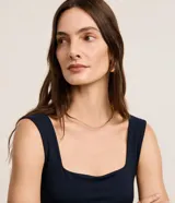 Blusa básica sin mangas marca Cortelle, confeccionada en poliamida, con escote cuadrado y tirantes medianos.