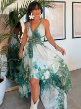 Vestido largo verde con diseño estampado tipo tie-dye y detalles dorados, de corte fluido, un solo hombro y diseño amplio.