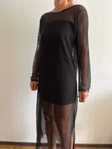 Vestido largo negro de red con mangas largas y cuello redondo. Incluye un vestido corto negro debajo.