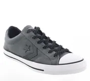Championes urbanos Converse modelo Star Player OX, color gris con detalles en negro. Presentan el icónico diseño de estrella y galón en el lateral, confeccionados en lona resistente con puntera de goma blanca y suela vulcanizada.