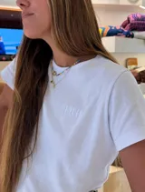 Camiseta de manga corta color blanco, corte clásico, con un pequeño bordado a tono en el pecho.