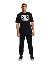 Remera Under Armour de manga corta y cuello redondo, confeccionada en una mezcla de algodón y poliéster. Presenta un estampado frontal con el logo de la marca sobre un fondo con diseño de camuflaje.