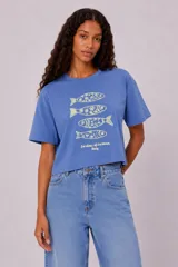 Remera de algodón de manga corta y cuello redondo, de corte holgado y color azul con estampado frontal de peces y texto.
