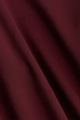 Top de manga larga ajustado al cuerpo, color vino tinto, con escote cuadrado pronunciado.