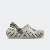Zuecos Crocs modelo Echo Clog Marbled, con diseño esculpido y moderno, confeccionados con material croslite con efecto marmoleado en tonos beige y gris. Cuenta con aberturas de ventilación, correa ajustable en el talón y suela texturizada.