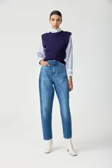 Jean azul de corte baggy, tiro alto, pierna ancha y botamanga ajustada. Lavado super stone wash con localizado y bigotes.