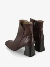 Botín de cuero negro con punta fina y cierre lateral. El tacón es ancho y de madera.