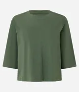 Remera de corte cropped confeccionada en algodón, con cuello redondo y mangas cortas. Presenta un diseño básico y versátil de calce holgado.