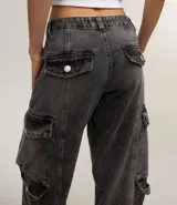 Pantalón recto de jeans gris, con bolsillos cargo laterales y cierre de botón y cremallera.