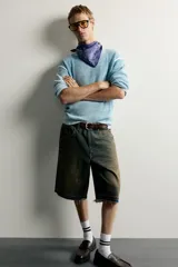 Jersey de punto de corte relaxed fit confeccionado en hilatura de algodón, con cuello redondo y manga larga. Presenta un diseño de efecto lavado con costuras en contraste y acabados en rib.