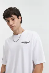 Remera blanca de manga corta con corte oversize y cuello redondo. Estampado en la espalda con una escultura clásica y la palabra 'Renaissance'.