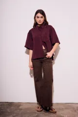 Camisa oversize color borgoña de mangas cortas con puños doblados y bolsillo en el pecho.