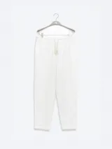 Pantalón de lino premium con corte recto y fit relajado. Presenta cintura elástica con cordón de ajuste, bolsillos laterales y bolsillo trasero.