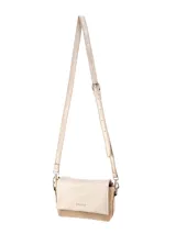 Bandolera Terrano rectangular de color dorado, con tapa frontal amplia, correa larga regulable con hebilla y detalles metálicos plateados.