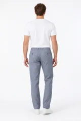 Pantalón de corte recto en color celeste melange, confeccionado en mezcla de algodón y viscosa. Cuenta con cintura elástica ajustable con cordón interno, botón frontal y bolsillos laterales.