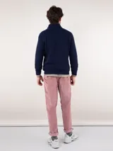 Sweater azul marino de punto inglés con medio cierre y cuello alto. Tiene corte regular fit y logo bordado en el pecho.