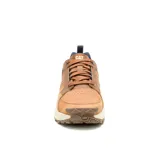 Championes Caterpillar modelo Grapple Leather, color tostado con detalles en marrón oscuro y suela de goma en tono crema. Presenta diseño robusto con paneles de cuero y malla, cordones al tono y logo de la marca en el lateral.