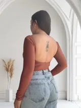 Body color camel de mangas largas con escote en V pronunciado y detalle de tul transparente en la parte superior del pecho.