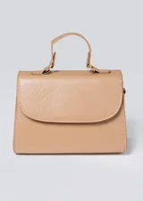 Cartera mini bag color beige con textura símil piel de serpiente, asa corta y correa larga desmontable.