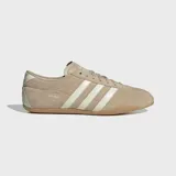 Championes Adidas modelo Tokyo de corte bajo y diseño retro. Confeccionados en gamuza color beige con las icónicas tres tiras laterales en color crema y suela de caucho natural.